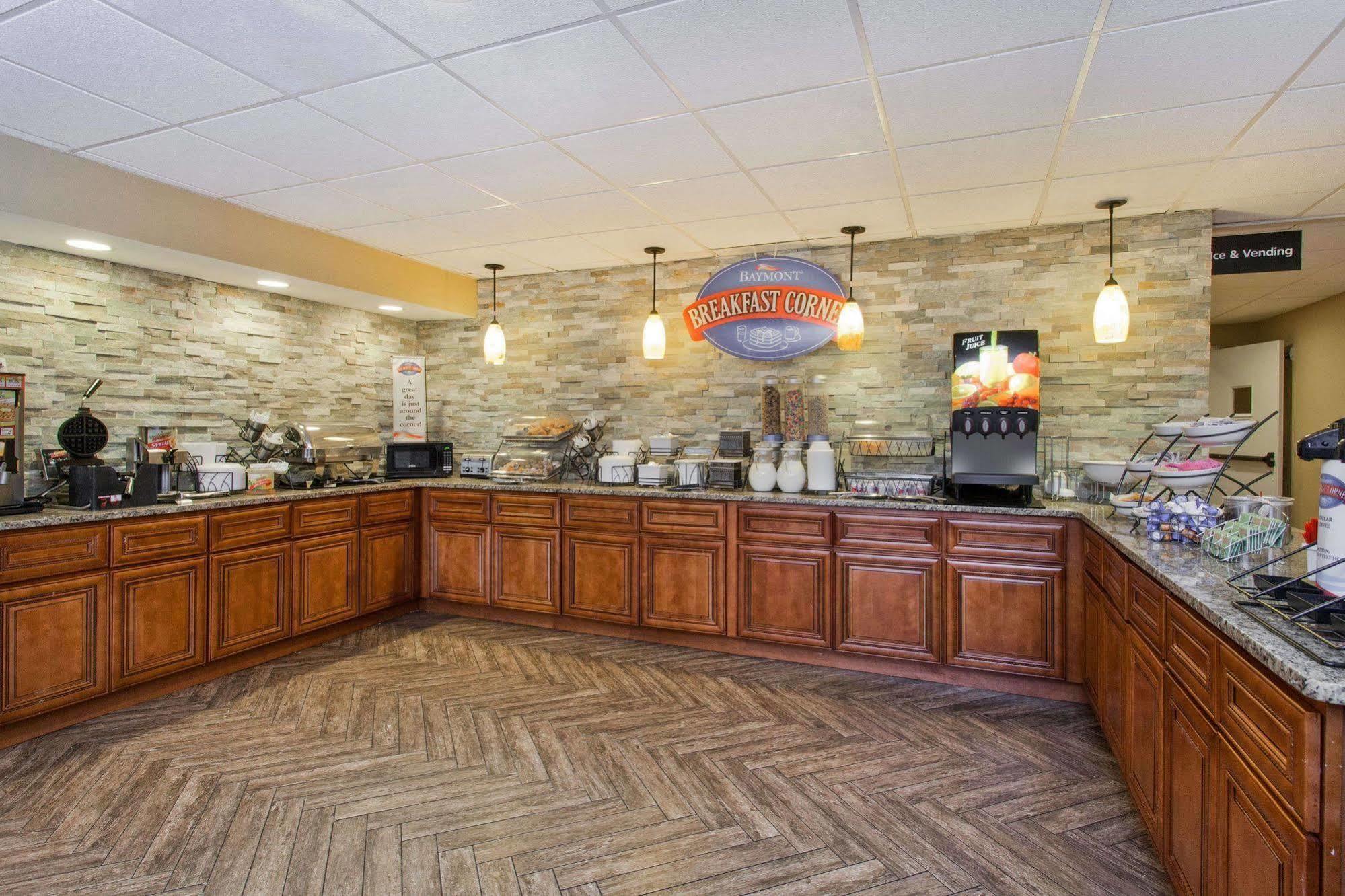 Hotel Baymont By Wyndham Southfield/Detroit Esterno foto